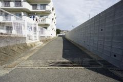 1.2号棟前面道路。住人以外の車の進入も少なく、小さなお子様を持つご家庭にも安心です。