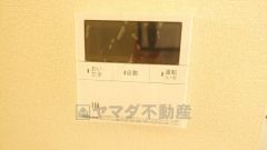 キッチン横からお湯張り、追い炊き、足し湯がボタン一つで楽々操作できる給湯機リモコンです。忙しい夕飯準備の時間帯に重宝しますね。