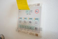 浴室暖房乾燥機付き。天候に左右されず、いつでも好きなときに洗濯物を干せるので、仕事や家事で忙しい方に重宝します。