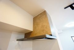 お手入れが簡単なスリム型レンジフードです。調理により発生する油煙や臭いを吸い込み、屋外へ排気してくれます。
