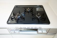 同時にたくさんの料理が調理できる3口コンロ。長時間熱を通しておきたい煮込み料理を作りながら、炒め物など同時進行で進められます。