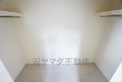 季節物の衣類もスッキリ収納できるウォークインクローゼット。クローゼット内で洋服のコーディネートから着替えまで中で出来るので、部屋が散らかりにくいです。