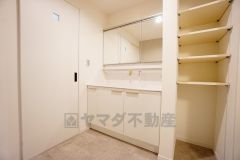 三面鏡つき洗面台。鏡裏にたっぷりとした収納スペースがあります。鏡を閉めてしまえば小物は見えないため、スッキリとした印象の洗面台にできます。