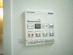 浴室暖房乾燥機付き。天候に左右されず、いつでも好きなときに洗濯物を干せるので、仕事や家事で忙しい方に重宝します。