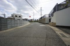 現地（2025年4月17日）撮影。 大型車の通行が少なく、騒音や振動が少ないので静かで快適な生活を送れます。