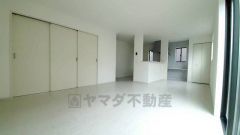 リビングは広々とした設計で、家族が集い、寛ぐ暮らしの空間を演出しています。思い思いの時間を過ごしたり、家族みんなで食事をしたり、素敵な団らんの場になりますね。