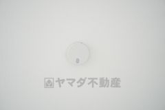 火災発生をいち早く知らせてくれる火災報知器は標準装備です。