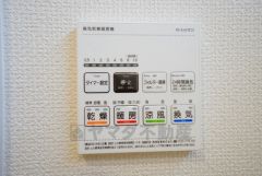 浴室暖房乾燥機付き。天候に左右されず、いつでも好きなときに洗濯物を干せるので、仕事や家事で忙しい方に重宝します。