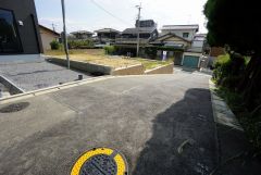 住人以外の車の進入も少なく、小さなお子様を持つご家庭にも安心です。