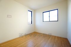 暖かい日差しが差し込む洋室。たっぷり収納できるクローゼット付きでお部屋の中をすっきりと快適に保てます。