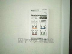 浴室暖房乾燥機付き。天候に左右されず、いつでも好きなときに洗濯物を干せるので、仕事や家事で忙しい方に重宝します。