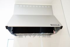 お手入れが簡単なスリム型レンジフードです。調理により発生する油煙や臭いを吸い込み、屋外へ排気してくれます。