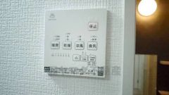 雨の日の洗濯も安心できる浴室暖房乾燥機付き浴室。リモコンで操作もボタン1つで簡単。