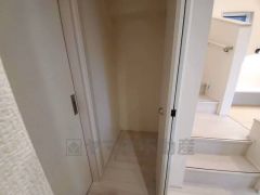 物が散らかりやすいリビングに収納スペースを確保。書類や雑貨をひとまとめにできまるため、お部屋をすっきりさせることが出来ます。