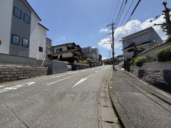 前面道路は広く、車同士がすれ違うスペースが十分にあります。落ち着いた住宅地内で快適な生活を実現してみませんか＾＾