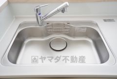 広々としたステンレスシンクには、洗剤やスポンジを収納出来るラック付き。広さも確保しているので、大きなお鍋も洗いやすいです。
