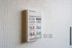 浴室暖房乾燥機付き。天候に左右されず、いつでも好きなときに洗濯物を干せるので、仕事や家事で忙しい方に重宝します。