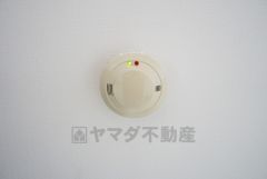 火災による煙や熱を感知して、警報音やブザー等で火災の発生を知らせてくれる火災警報器。
