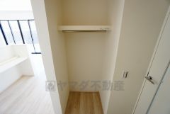 リビング入ってすぐ横にオープンクローゼット有り。扉の開閉動作がなくなるため、荷物の出し入れがスムーズになります。