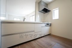 同仕様写真。カウンタートップは耐熱性に優れており、日ごろのお掃除もふき取るだけでＯＫ。