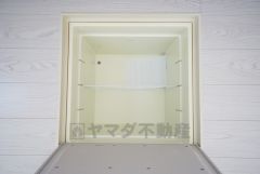 キッチンにある床下収納は、居住スペースを減らさずに買い置きの調味料や非常食などを保管することができます。