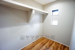 同仕様写真。収納力豊富なウォークインクローゼット。洋服や小物などを1箇所にまとめて美しい収納を実現します。スーツケースのような大型の荷物も置けます＾＾