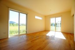 リビングは広々とした設計で、家族が集い、寛ぐ暮らしの空間を演出しています。思い思いの時間を過ごしたり、家族みんなで食事をしたり、素敵な団らんの場になりますね。