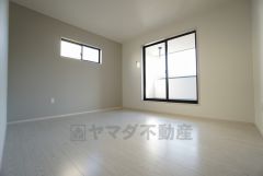 同仕様写真。寛ぎの時間を紡ぎだす主寝室は、大型ベッドを置いても余裕の広さを確保しています。