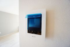 防犯はもちろん、セールスマン対策にもなるモニター付きインターホンです。お子さん1人での留守番時にも活躍しそうです。