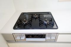 同時にたくさんの料理が調理できる3口コンロ。長時間熱を通しておきたい煮込み料理を作りながら、炒め物など同時進行で進められます。