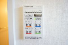雨の日の洗濯も安心できる浴室暖房乾燥機付き浴室。リモコンで操作もボタン1つで簡単。