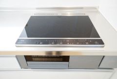 お手入れのしやすいIHクッキングヒーターです。3口コンロなので、効率よくお料理が楽しめます。毎日のお料理も楽しくなりますね＾＾