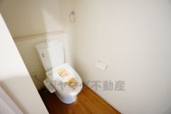 温水洗浄機付トイレです。節水機能もあるので、安心して使えますね。もちろん、1階2階の2ヶ所にトイレがあるので、忙しい朝にもゆとりができますね。