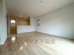 断熱性能の窓ガラスを採用。省エネ、光熱費カットにも貢献します。夏は涼しく、冬は暖かく快適に過ごせますよ＾＾