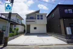 玄関からリビングまで美しく整う動線設計。折上天井とポップアップ天井が演出する、上質な空間デザインの家。