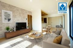 家具はイメージです。リビングは広々とした設計で、家族が集い、寛ぐ暮らしの空間を演出しています。思い思いの時間を過ごしたり、家族みんなで食事をしたり、素敵な団らんの場になりますね。