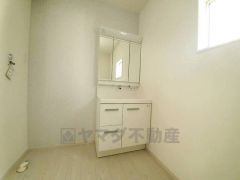 三面鏡つき洗面台。鏡裏にたっぷりとした収納スペースがあります。鏡を閉めてしまえば小物は見えないため、スッキリとした印象の洗面台にできます。