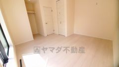 寛ぎの時間を紡ぎだす主寝室は、大型ベッドを置いても余裕の広さを確保しています。