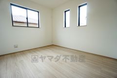 2面採光を確保した明るい室内は、風通しも良く、大変居心地の良い空間となっております。爽やかな風を感じて起きる朝は、快適生活の始まりに。