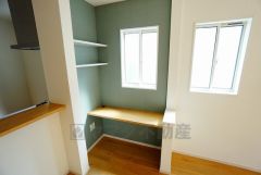 同仕様写真。対面キッチン横にあるスタディーコーナー。キッチンからお子様のお勉強にも目が届きます。勉強やその他作業もはかどりそうですね。