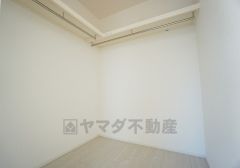 同仕様写真。収納力豊富なウォークインクローゼット。洋服や小物などを1箇所にまとめて美しい収納を実現します。スーツケースのような大型の荷物も置けます＾＾