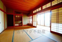 玄関から和室へ直接入れる動線をつくることで、来客時の個室として活用できます。