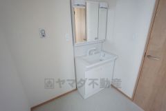 同仕様写真。三面鏡つき洗面台。鏡裏にたっぷりとした収納スペースがあります。鏡を閉めてしまえば小物は見えないため、スッキリとした印象の洗面台にできます。