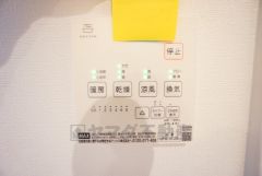 雨の日の洗濯も安心できる浴室暖房乾燥機付き浴室。リモコンで操作もボタン1つで簡単。