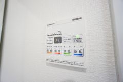 浴室暖房乾燥機付き。天候に左右されず、いつでも好きなときに洗濯物を干せるので、仕事や家事で忙しい方に重宝します。