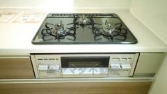 複数の調理を一度に行うことができる3口コンロ。効率よくお料理が出来ます。毎日のお料理も楽しくなりますね＾＾