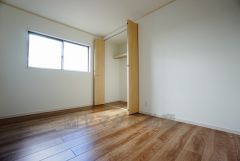 暖かい日差しが差し込む洋室。たっぷり収納できるクローゼット付きでお部屋の中をすっきりと快適に保てます。