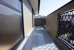 陽当たりの良いバルコニーです。お洗濯やお布団干しはもちろん、日光浴スペースにも。足元は防水工事施工済です。