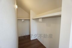 同仕様写真。収納力豊富なウォークインクローゼット。洋服や小物などを1箇所にまとめて美しい収納を実現します。スーツケースのような大型の荷物も置けます＾＾