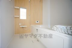 1日の疲れを癒すくつろぎのバスルーム。足を伸ばしてもゆったりと入れるサイズです。お子様と一緒にお風呂に入っても狭くないですね^^